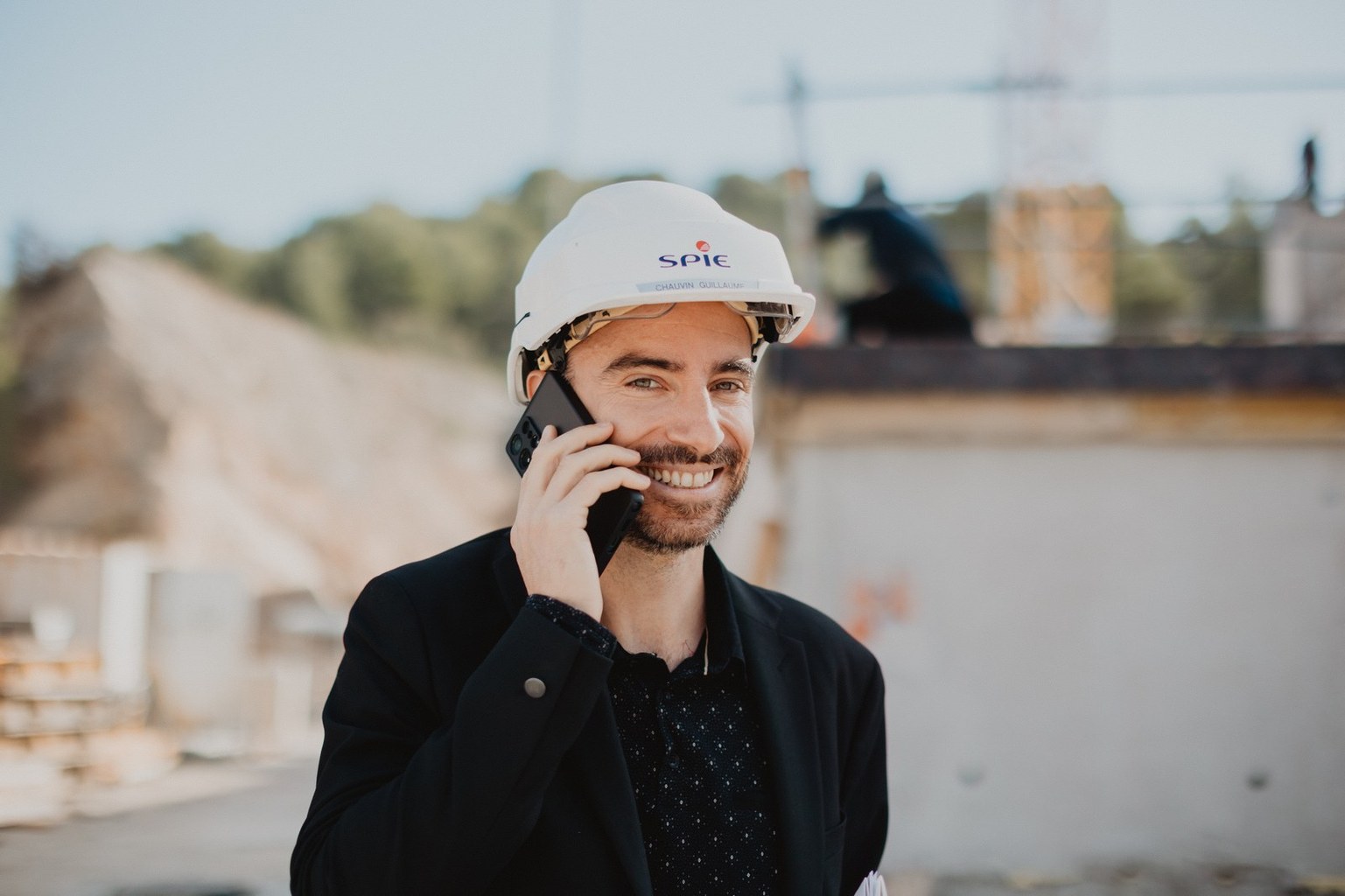 Guillaume sur le terrain, casque de chantier